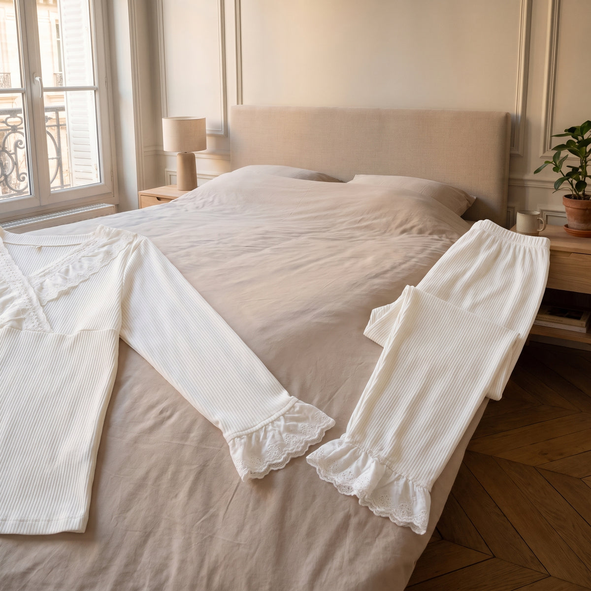 Détail du poignet et du bas de pantalon à volants du pyjama blanc Image