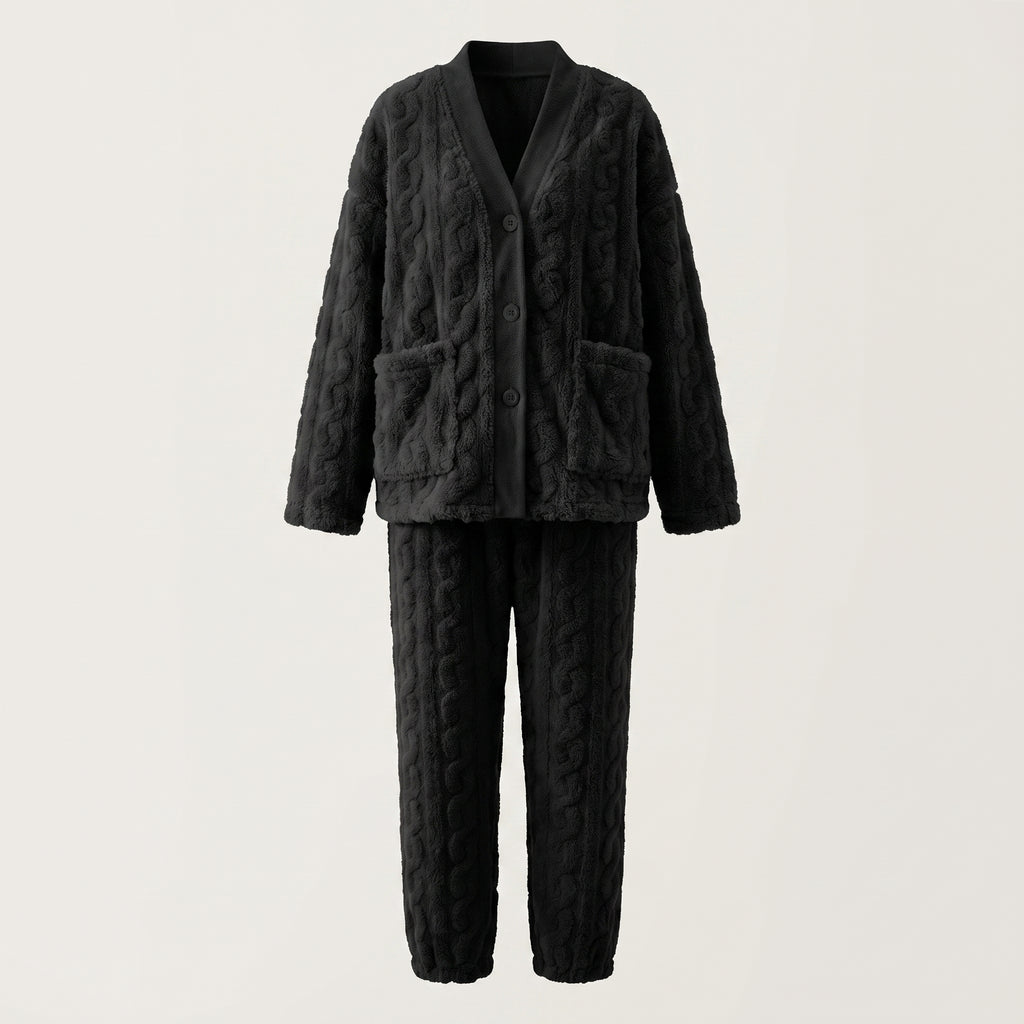 Cardigan et pantalon cocooning noirs à relief torsadé sur mannequin invisible