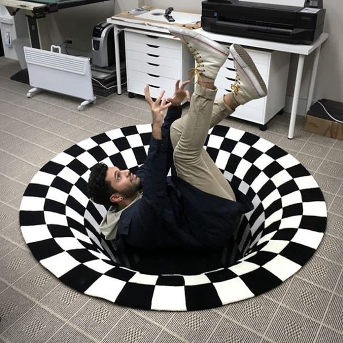 Tapis illusion d’optique rond noir et blanc en situation réelle