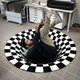 Tapis illusion d’optique rond noir et blanc en situation réelle
