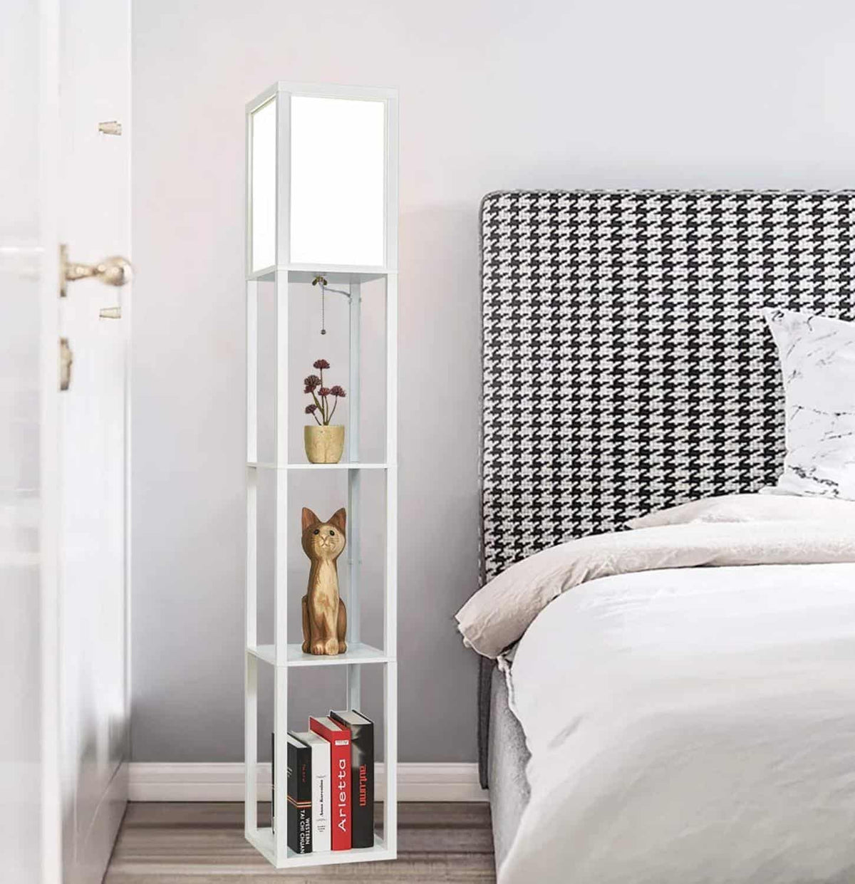 Lampadaire étagère blanc installé au chevet du lit, sans table de nuit séparée