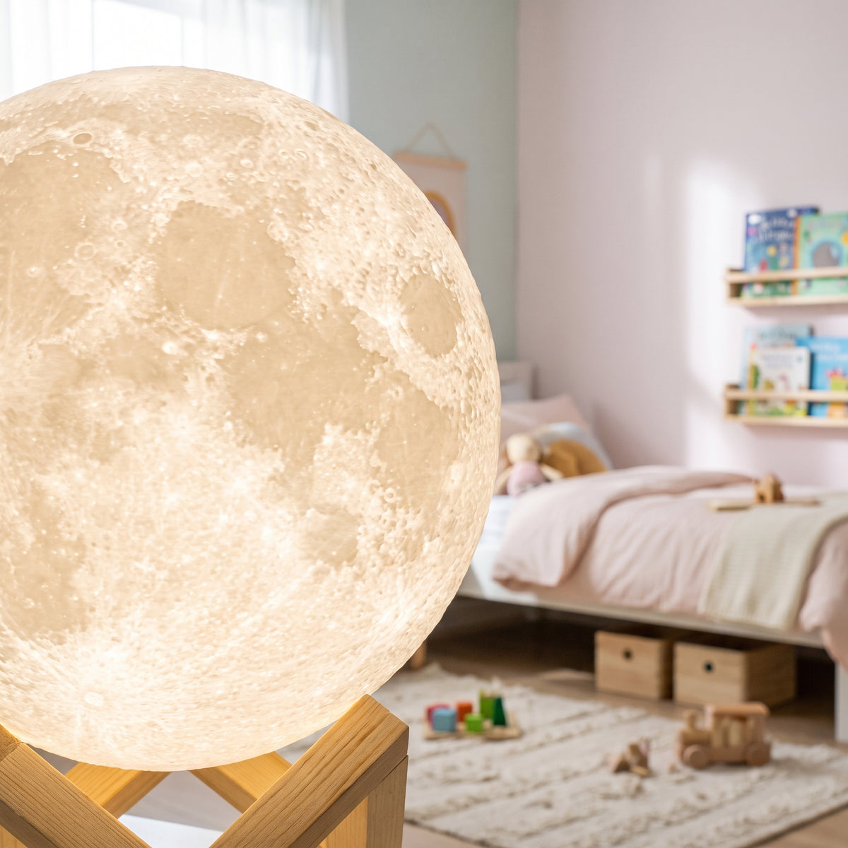 Detail du relief lunaire eclaire par l interieur