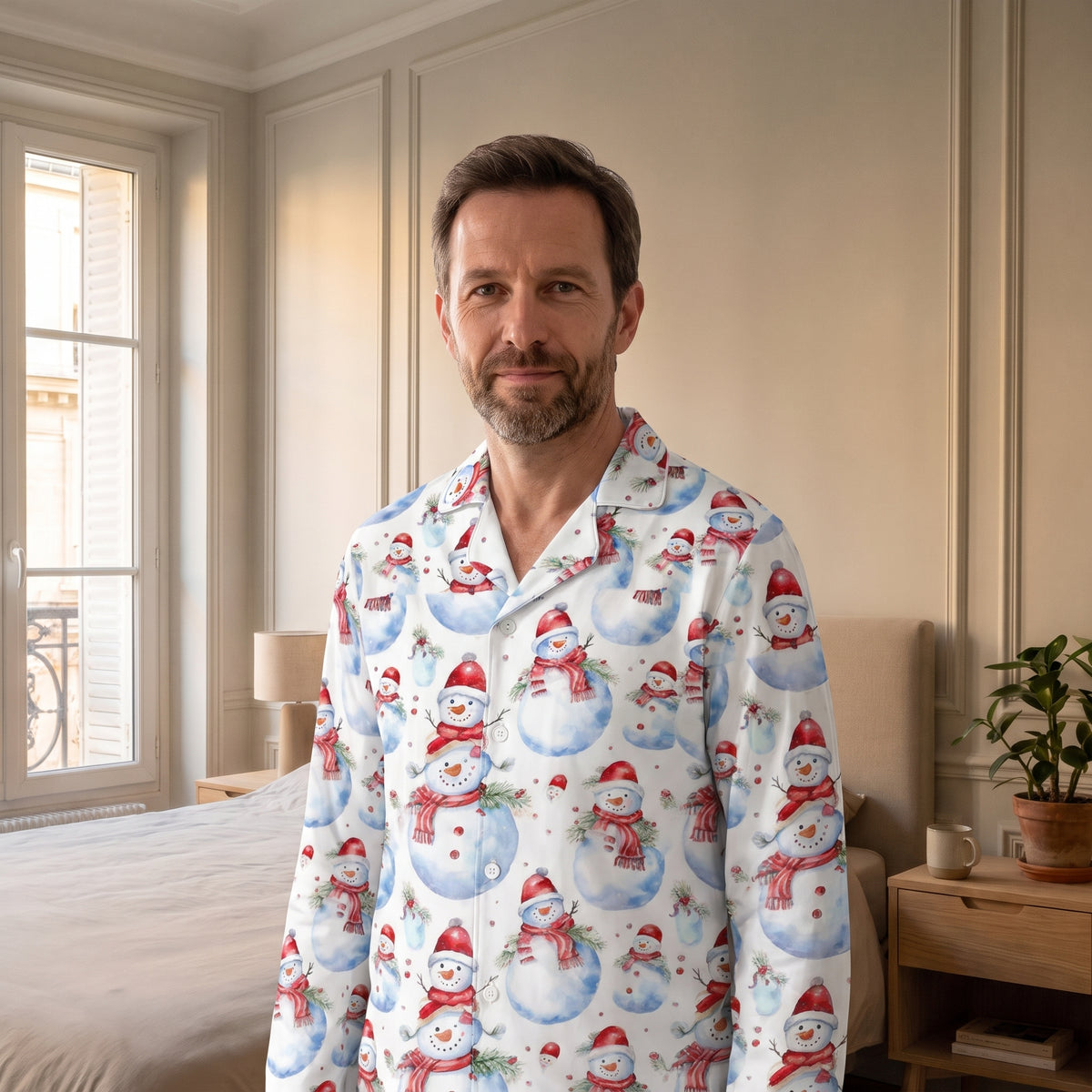 Détail porté du col et du motif de bonhomme de neige du pyjama homme