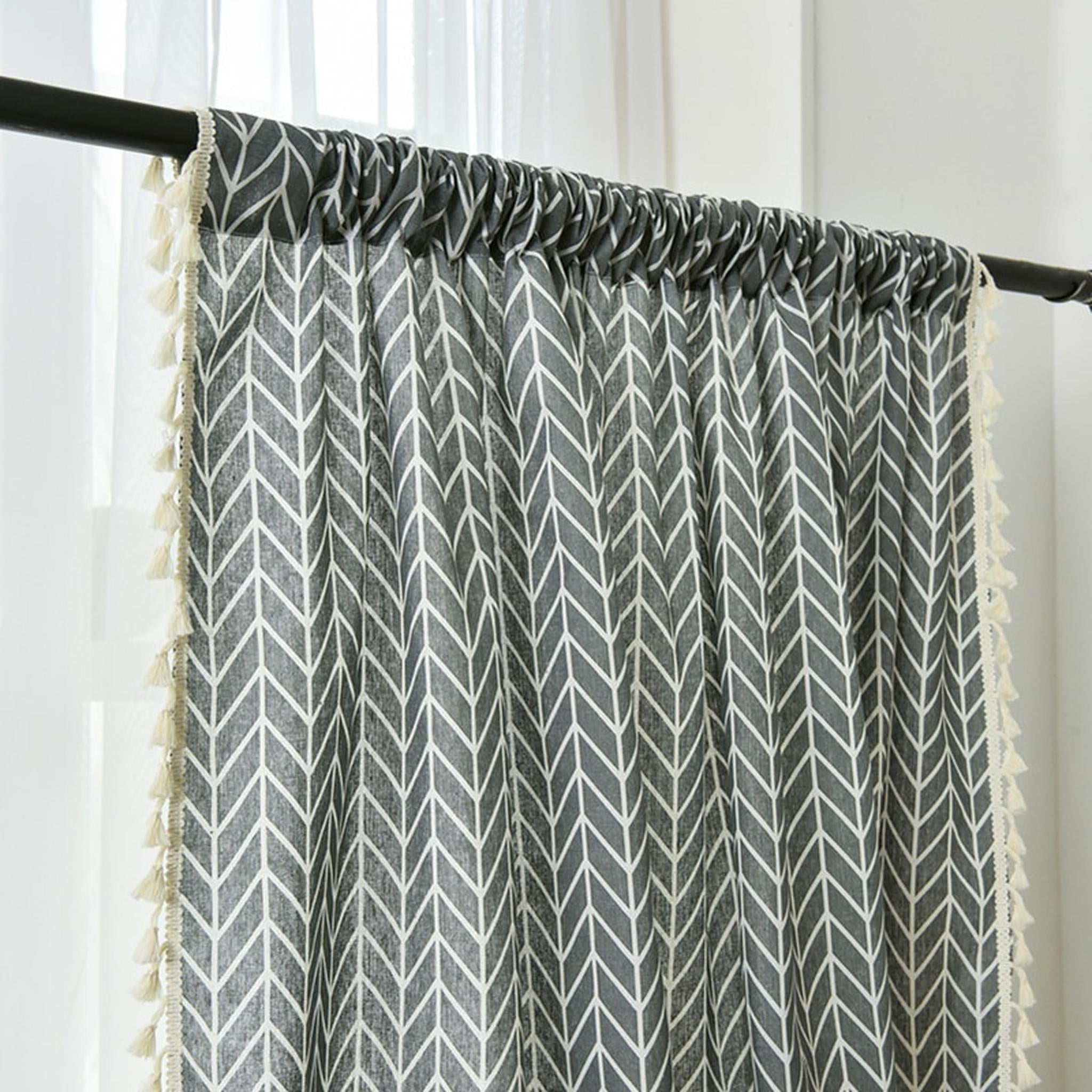 Gros plan sur le motif chevron gris bleuté du rideau, bordé de pompons écrus Image