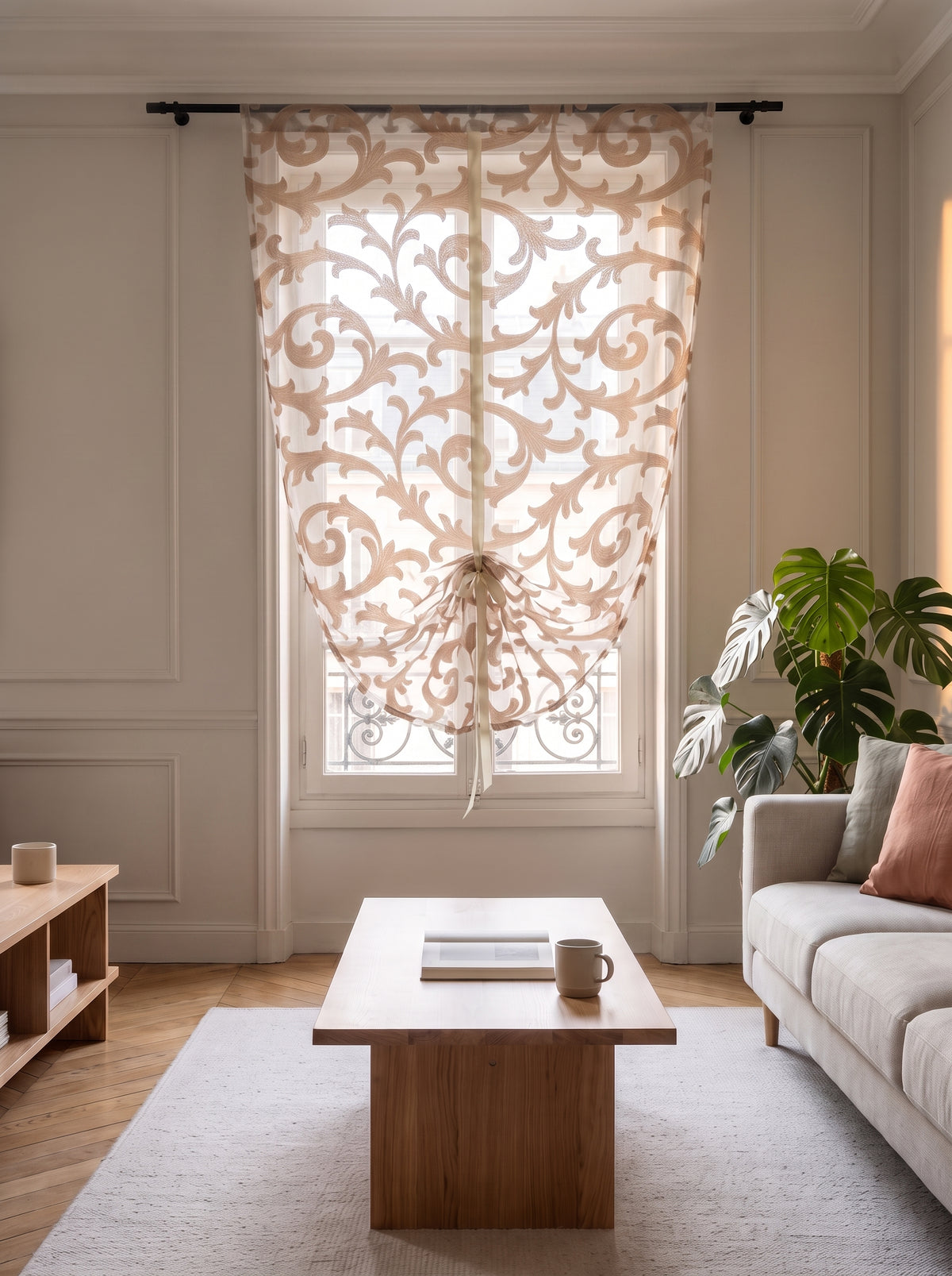 Rideau brise-vue baroque beige noué devant une fenêtre entière dans un salon