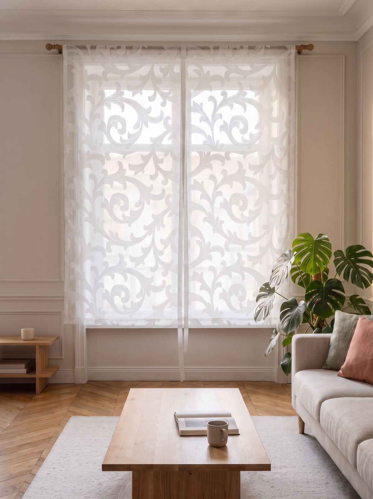 Rideau brise-vue baroque blanc relâché devant une fenêtre entière dans un salon