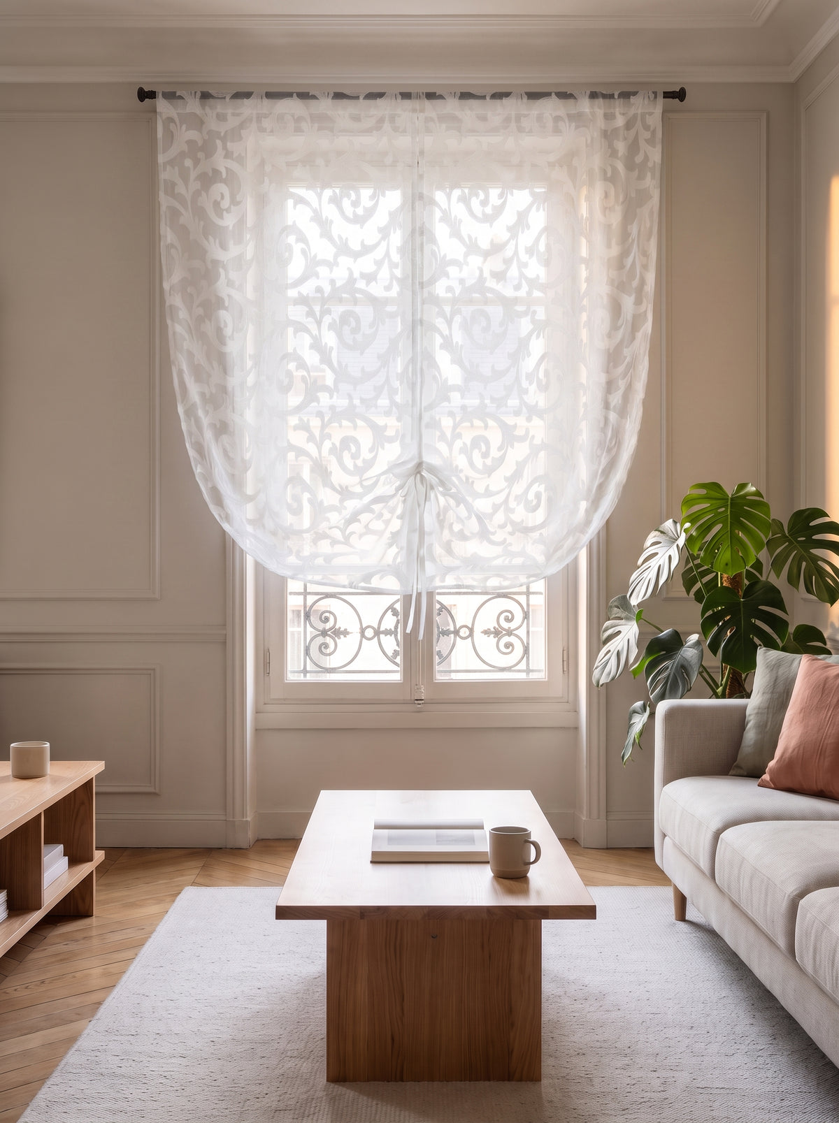 Rideau brise-vue baroque blanc noué devant la même fenêtre entière dans un salon