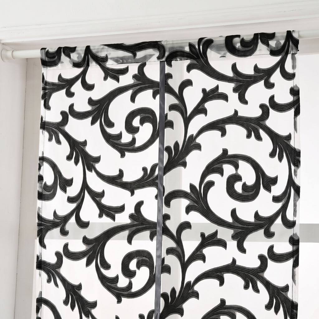 Passe-tringle du rideau brise-vue baroque noir installé sur sa tringle
