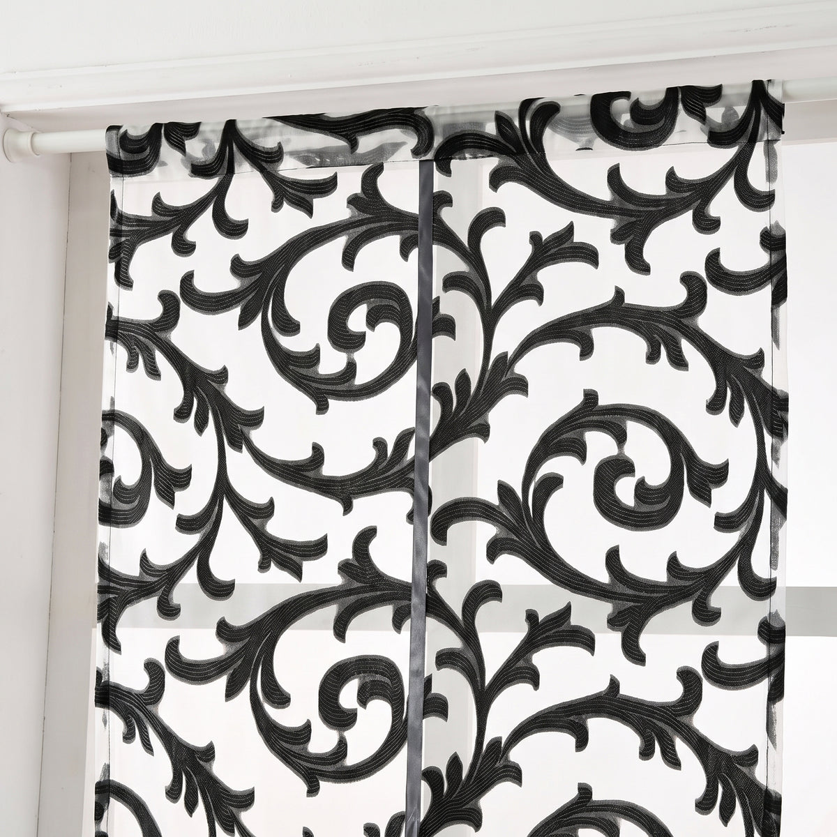 Passe-tringle du rideau brise-vue baroque noir installé sur sa tringle