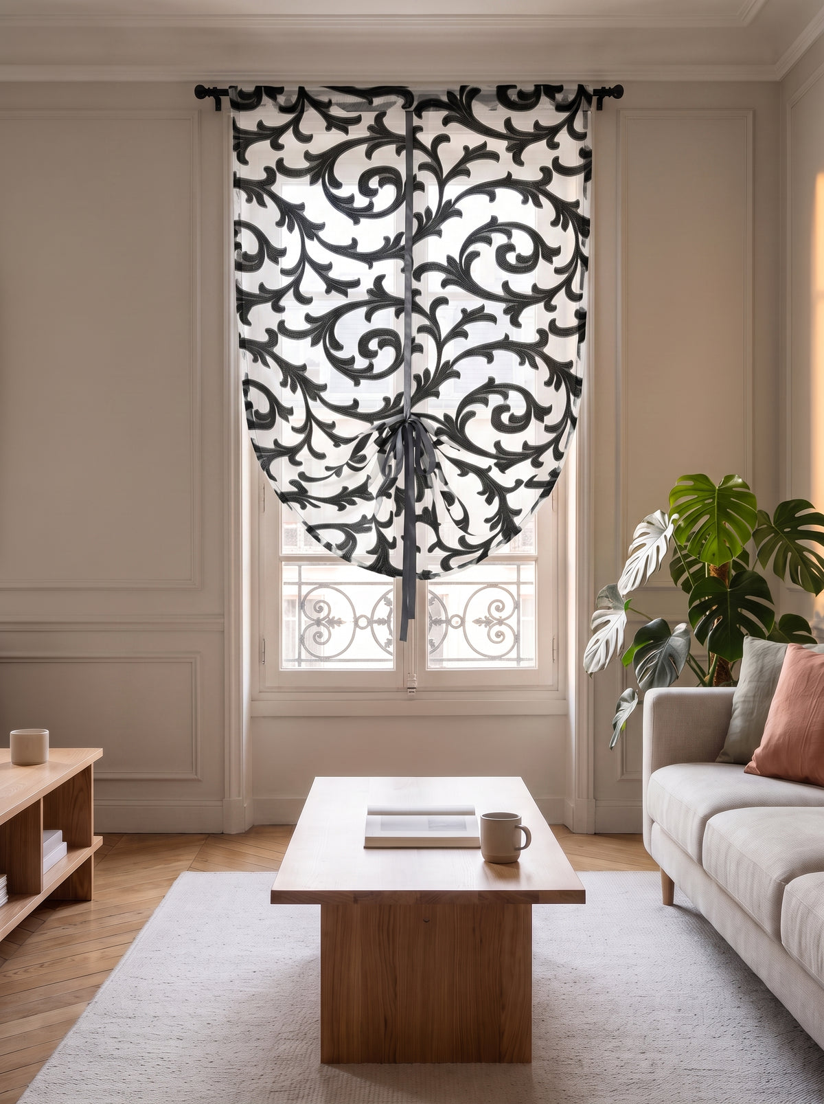 Rideau brise-vue baroque noir noué devant une fenêtre entière dans un salon
