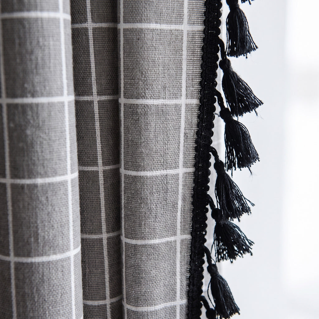 Détail du galon de pompons noirs et du coton à carreaux gris du rideau