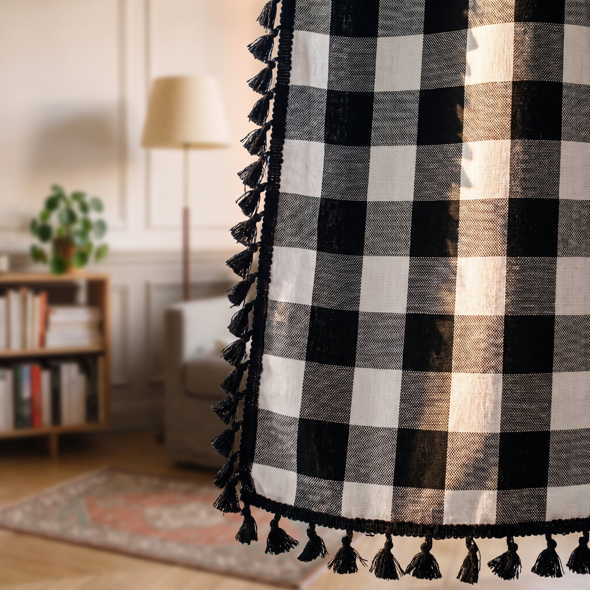 Détail du damier et des franges du rideau noir et blanc
