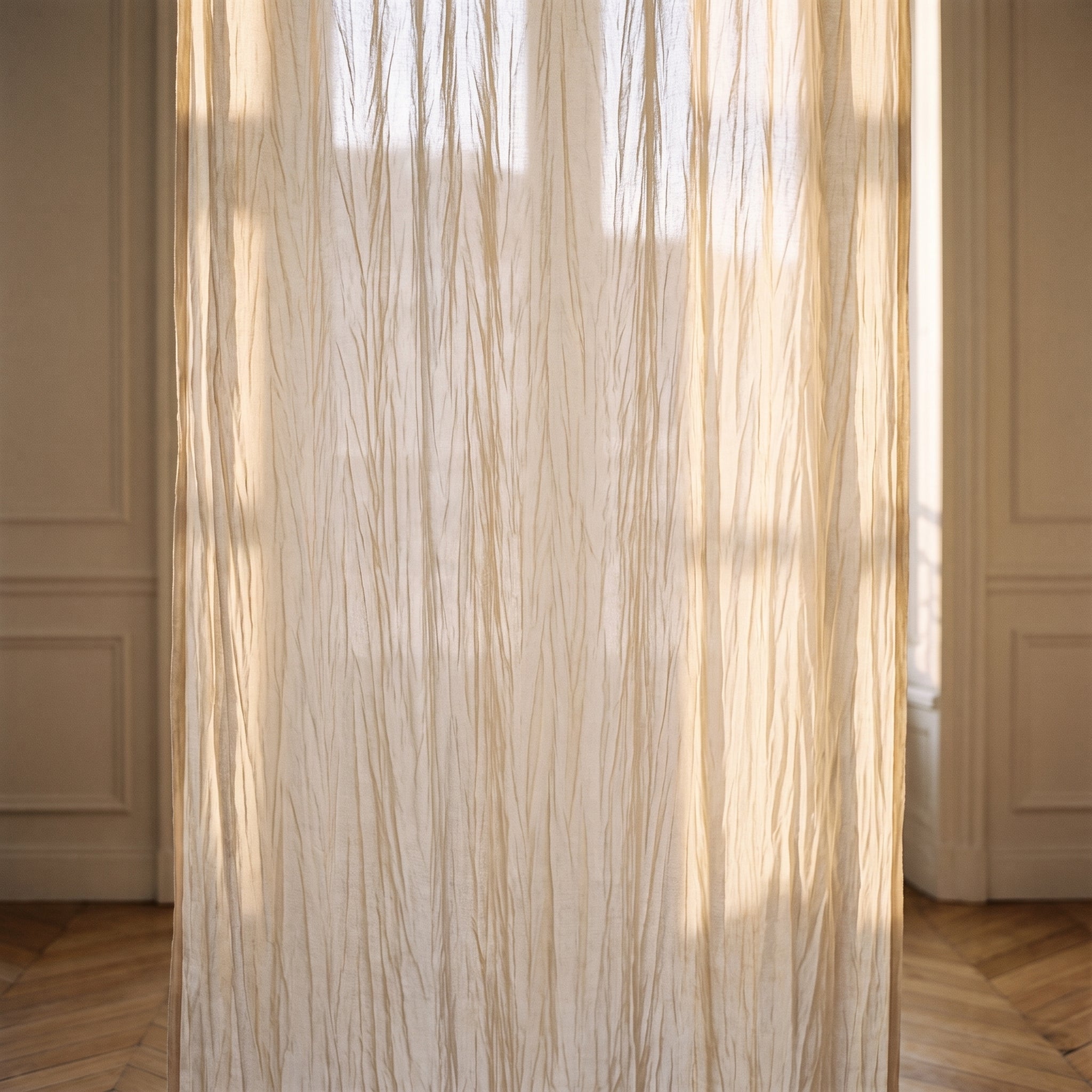 Détail de l’effet froissé et de la transparence du voilage blanc Image