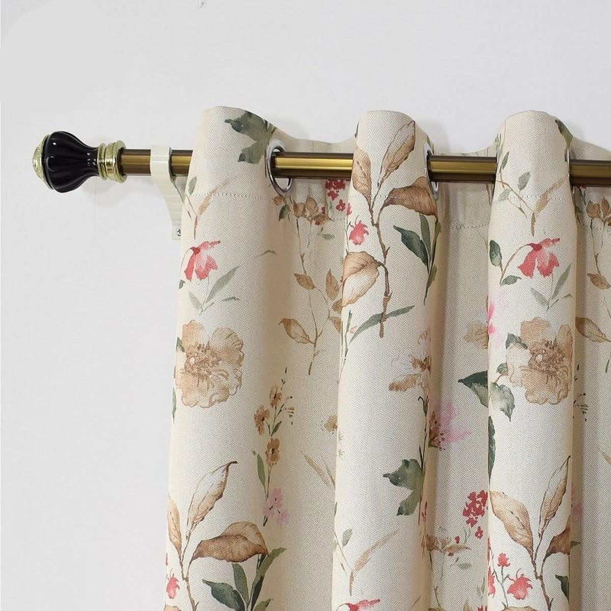 Tête à œillets du rideau floral champêtre sur une tringle