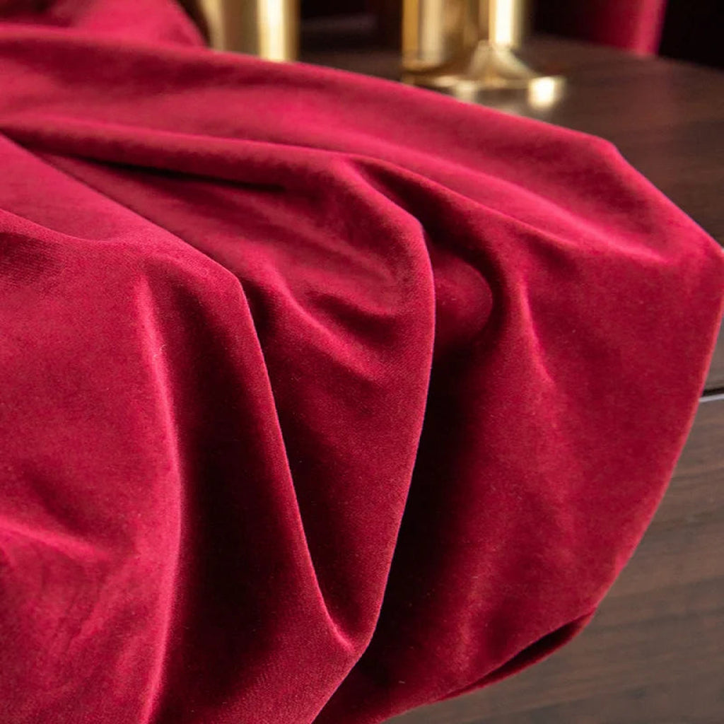Gros plan fournisseur sur les plis et le toucher visuel du velours rouge