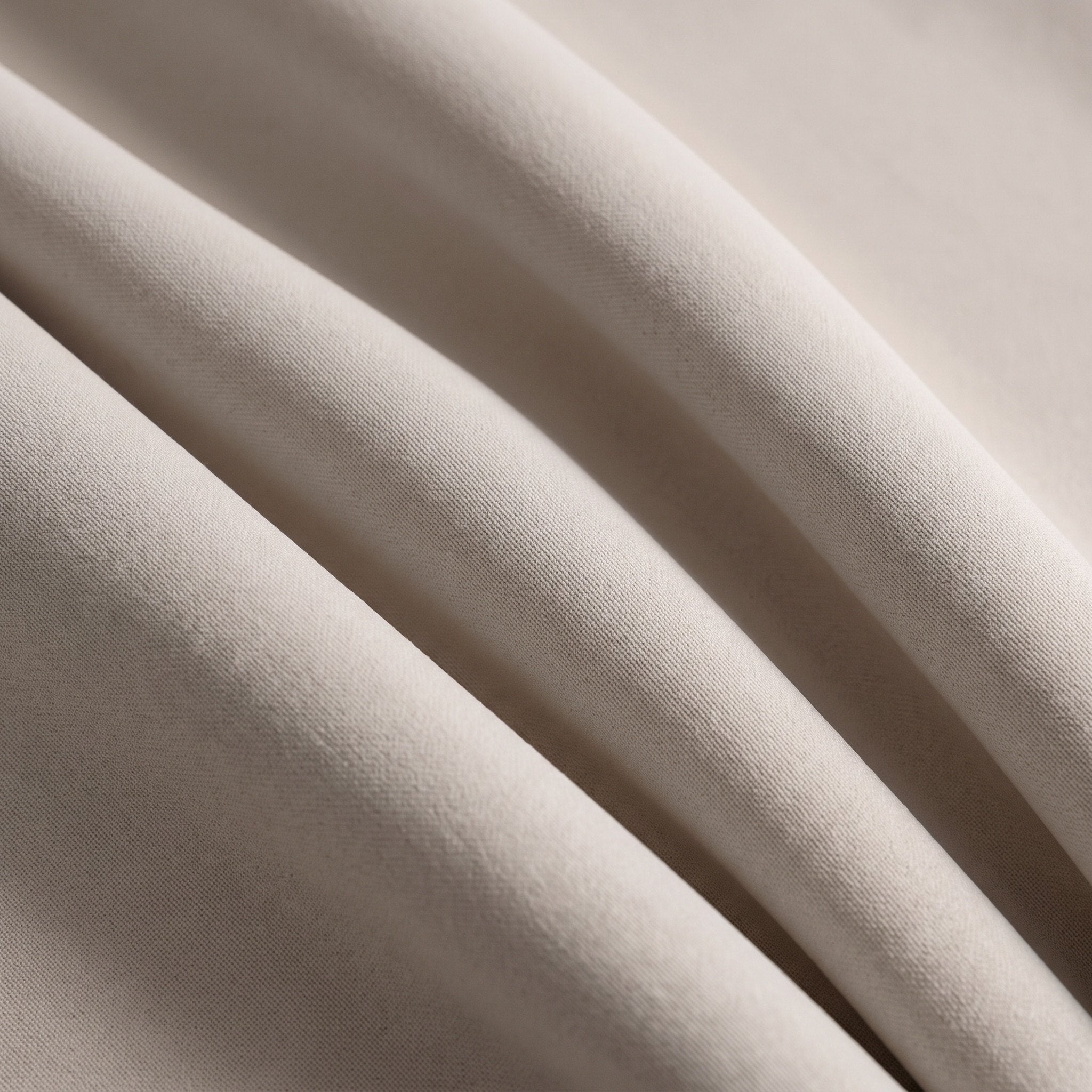 Gros plan du polyester tissé serré d'un rideau occultant uni beige Image