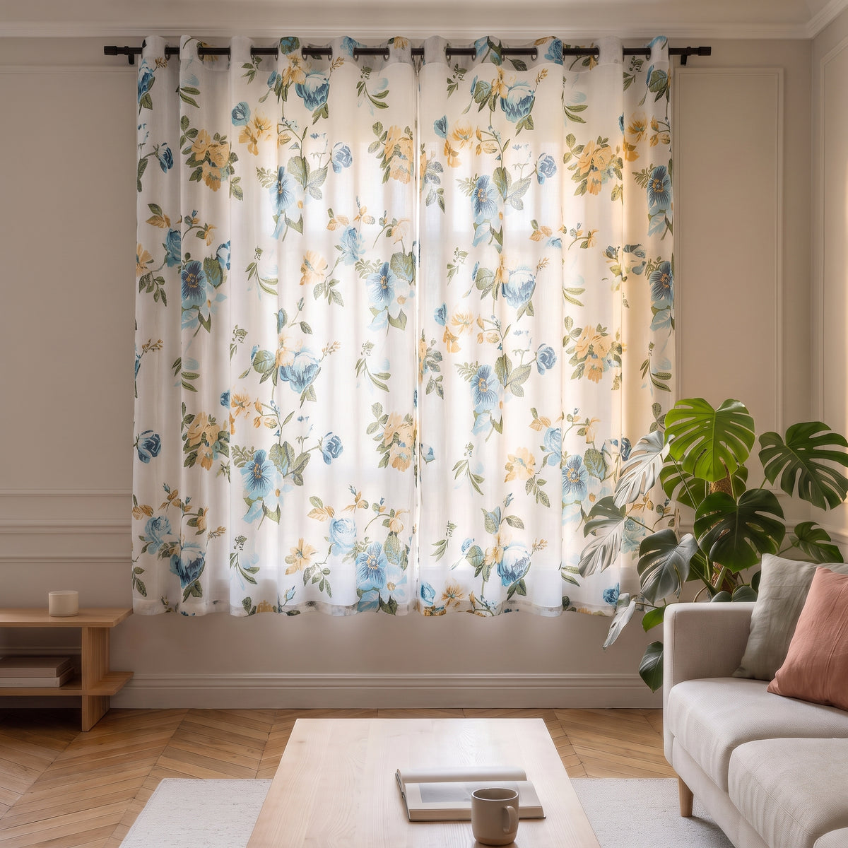 Voilage court fleuri bleu devant une fenêtre de salon, fermé pour filtrer la lumière Image