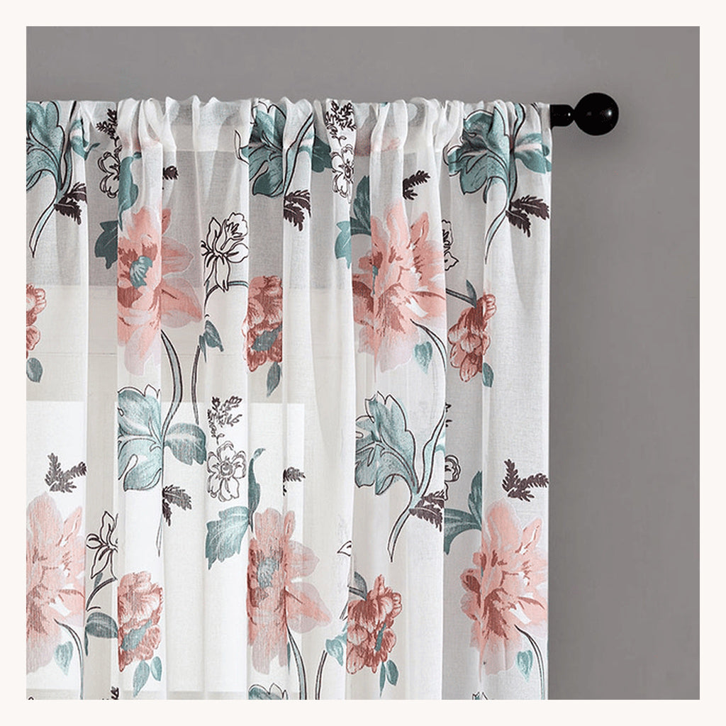 Voilage court à motif floral rose directement enfilé sur une tringle