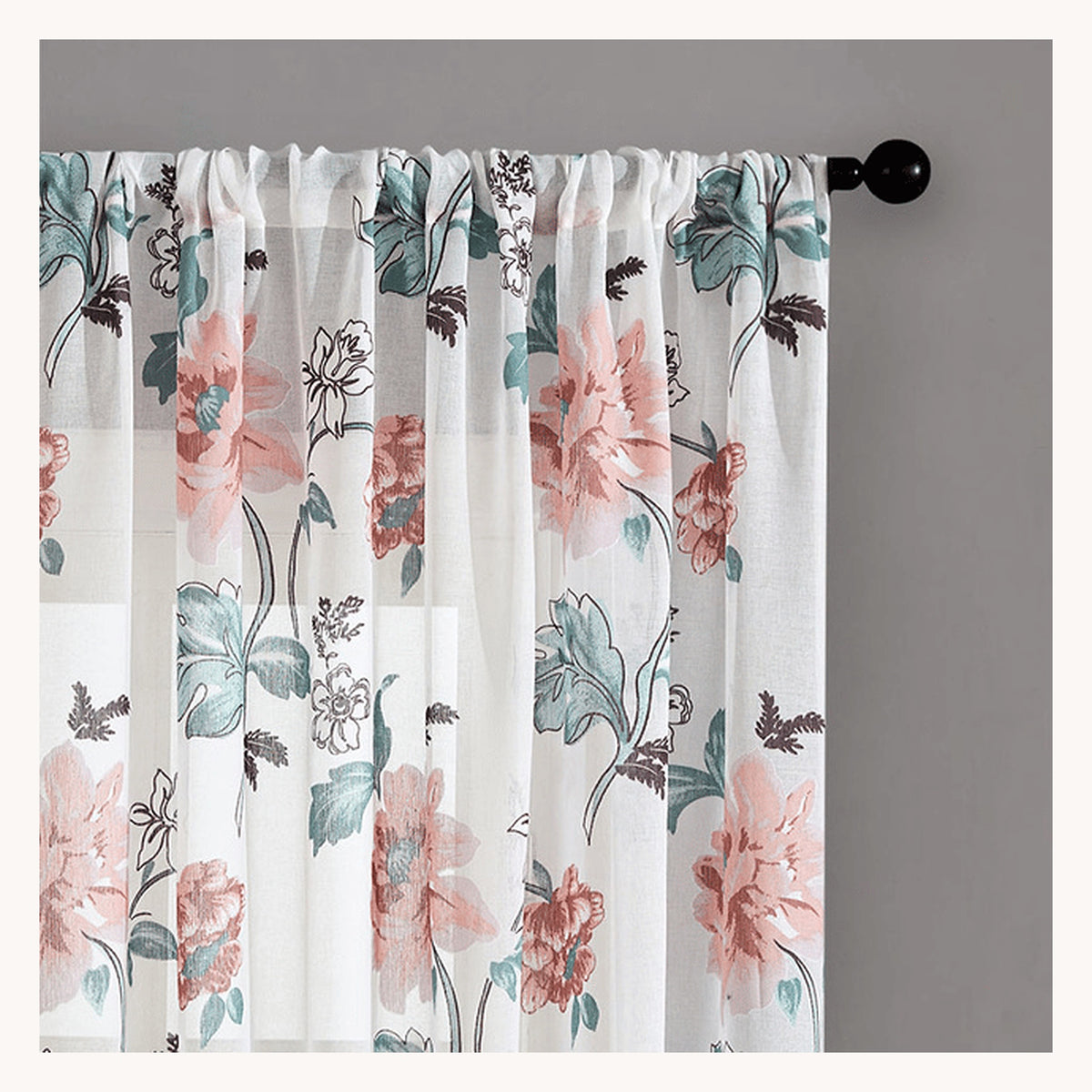 Voilage court à motif floral rose directement enfilé sur une tringle