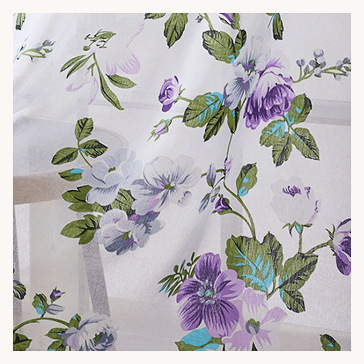 Détail du motif floral violet du voilage court