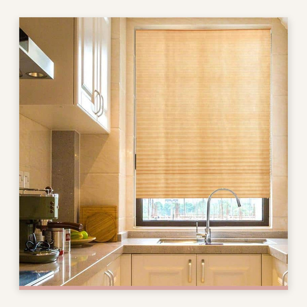 Store plissé beige déployé devant la fenêtre entière d’une cuisine Image