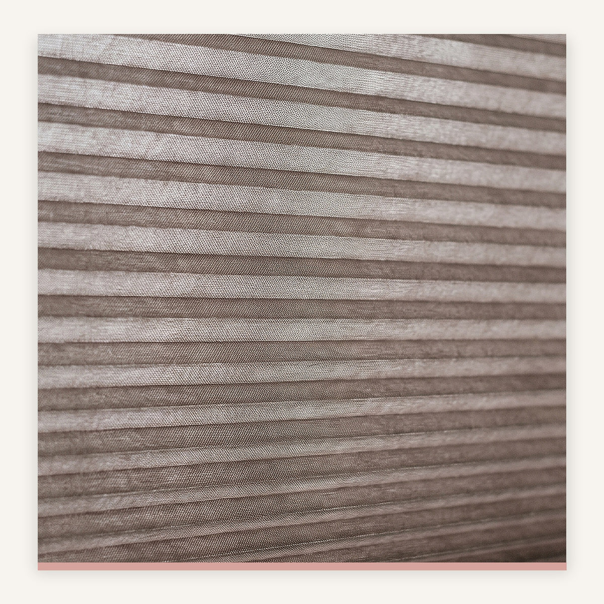 Gros plan sur les plis et la texture du store taupe