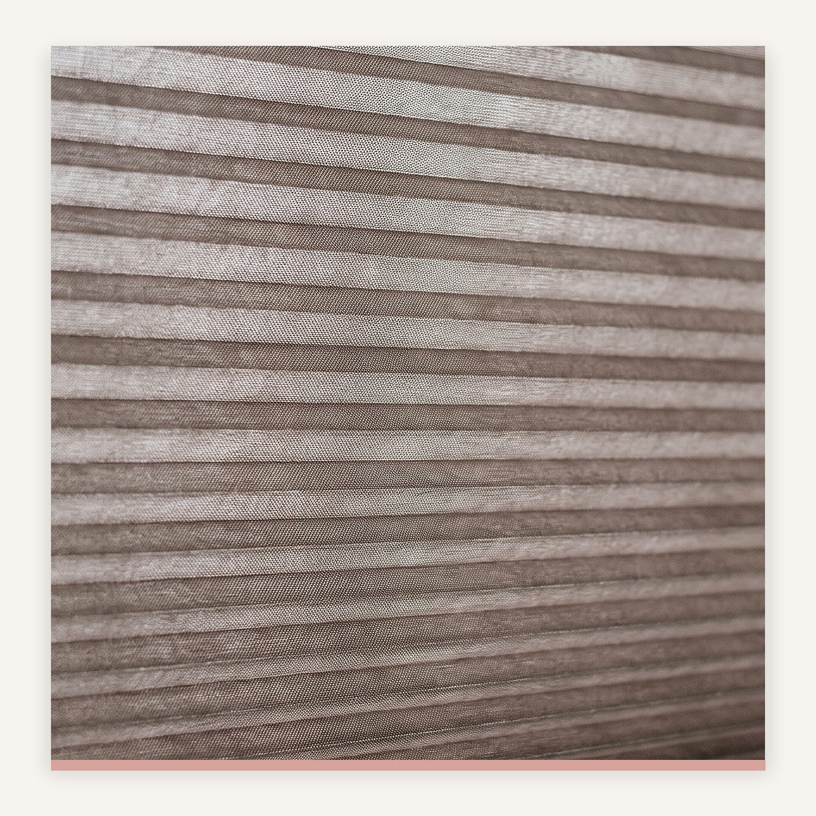Gros plan sur les plis et la texture du store taupe Image