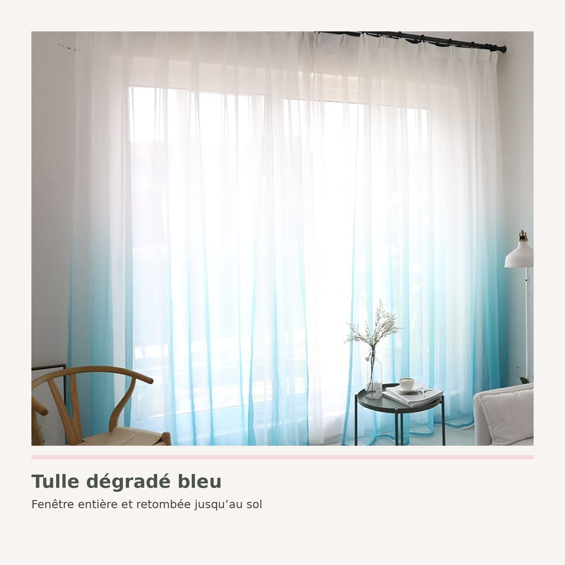 Rideau en tulle dégradé bleu fermé devant une fenêtre entière Image