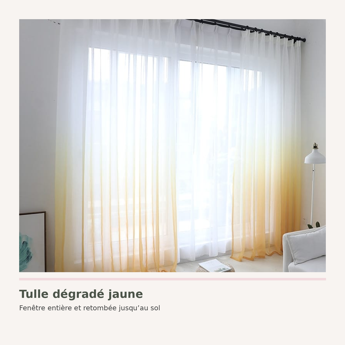 Rideau en tulle dégradé jaune fermé devant une fenêtre entière