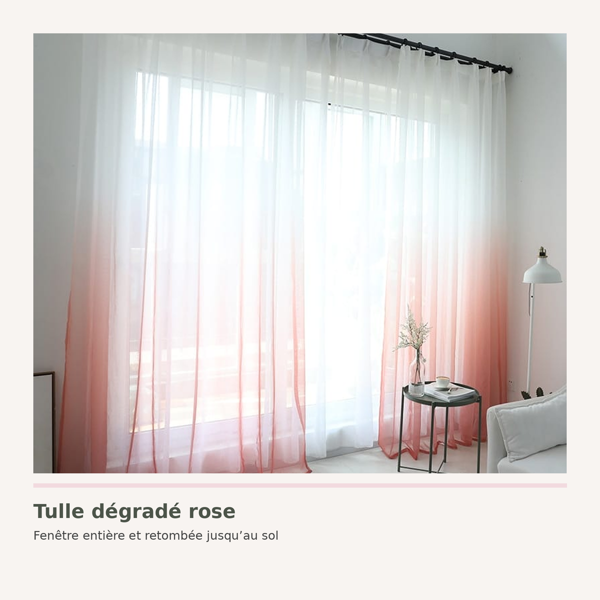 Rideau en tulle dégradé rose fermé devant une fenêtre entière