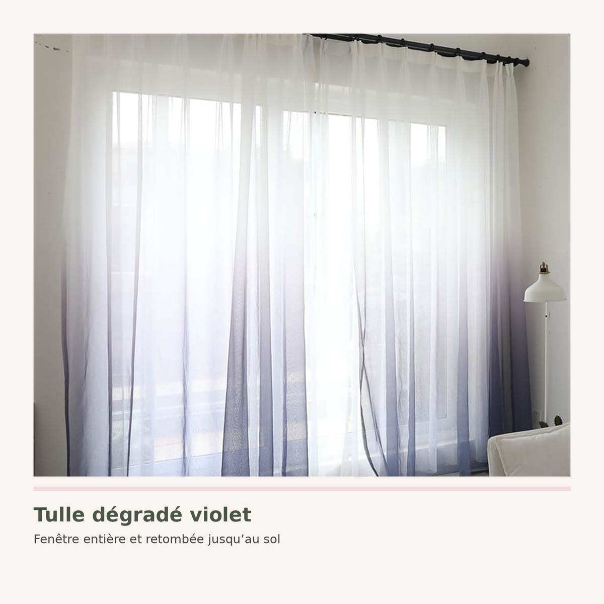 Rideau en tulle dégradé violet fermé devant une fenêtre entière