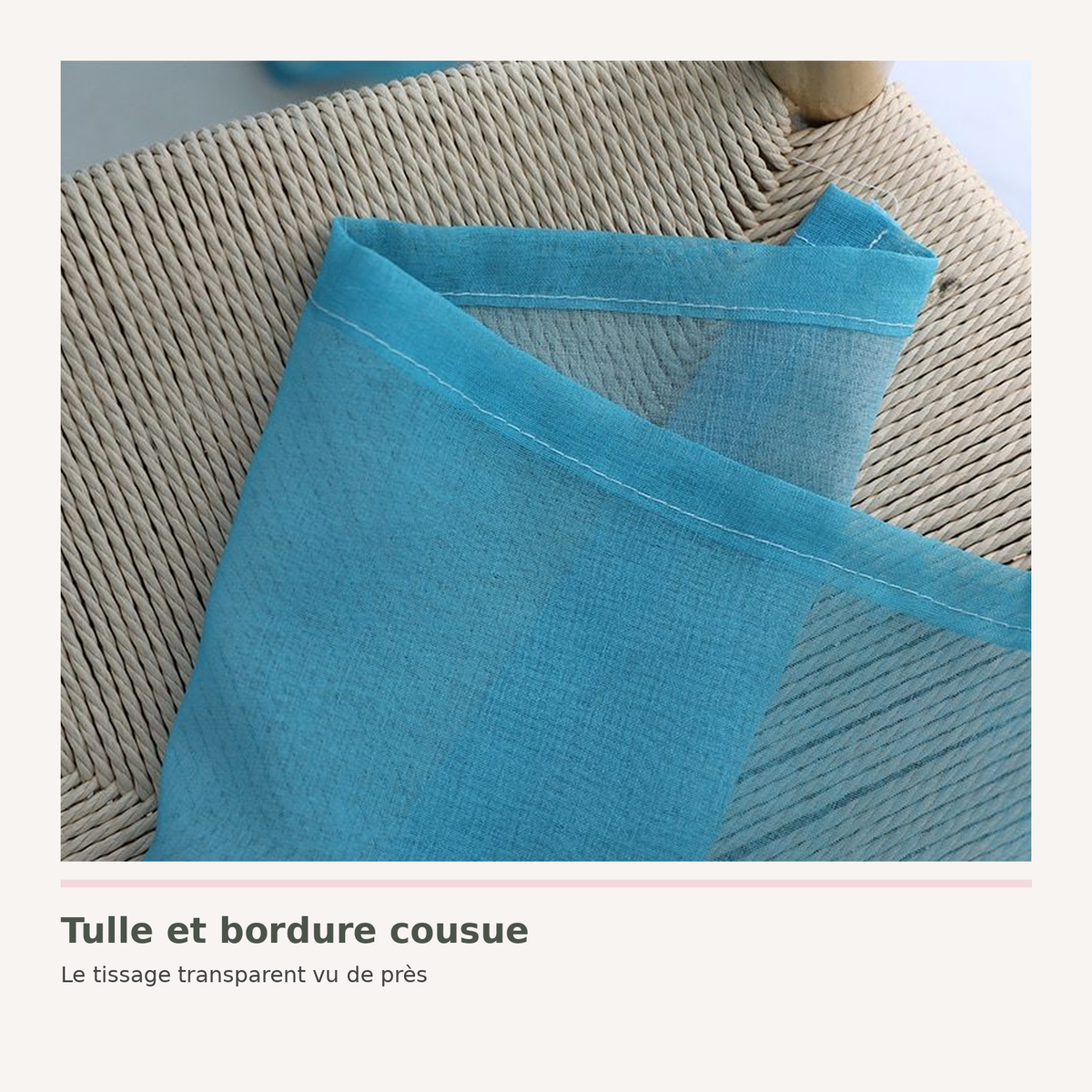 Détail du tulle transparent bleu et de sa bordure cousue