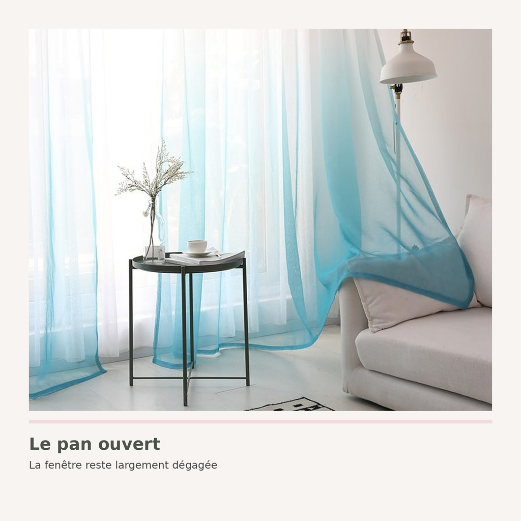 Rideau en tulle dégradé bleu ouvert, pan ramené sur le côté de la fenêtre