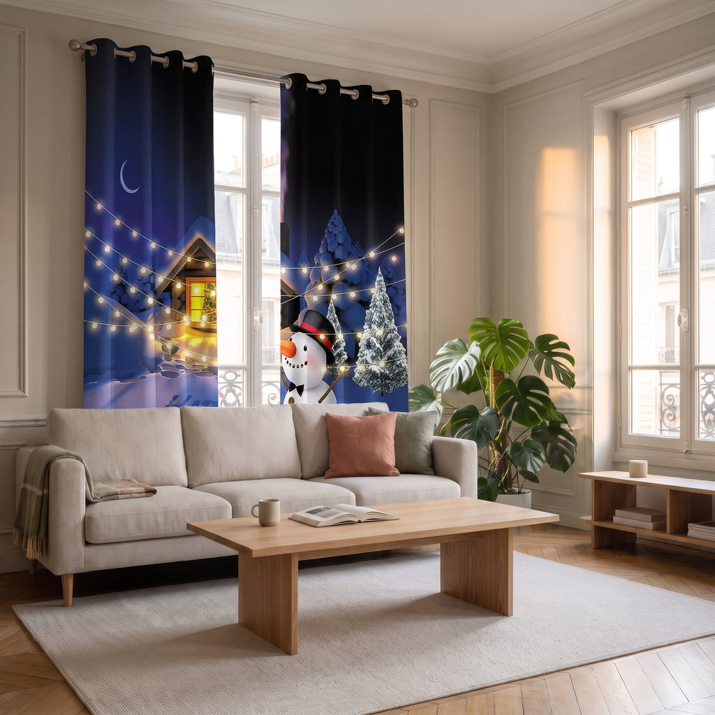 Rideau de Noël imprimé, deux pans écartés laissant voir la fenêtre et le salon