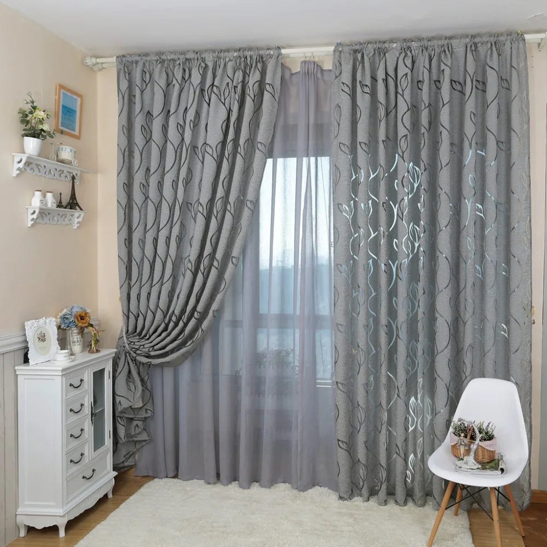 Rideau gris jacquard installé sur une fenêtre entière Image