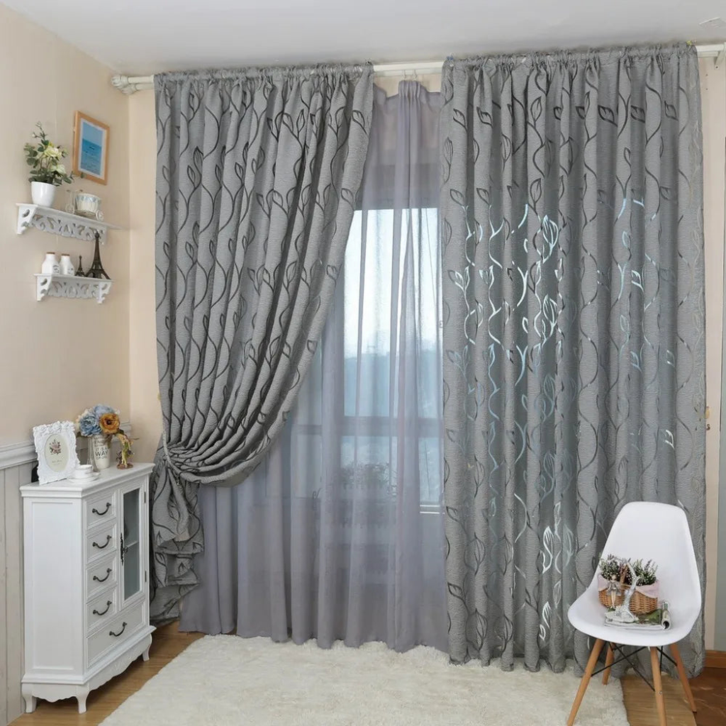 Rideau gris jacquard sur une fenêtre, présenté avec passe-tringle