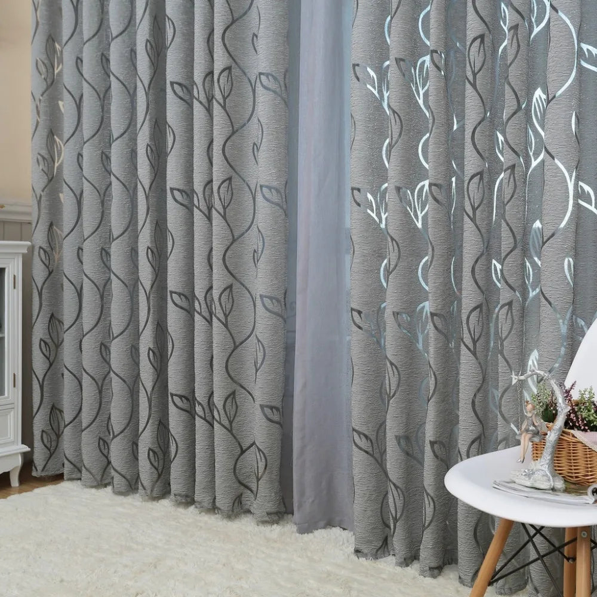 Pans de rideau gris jacquard à motif feuilles tirés