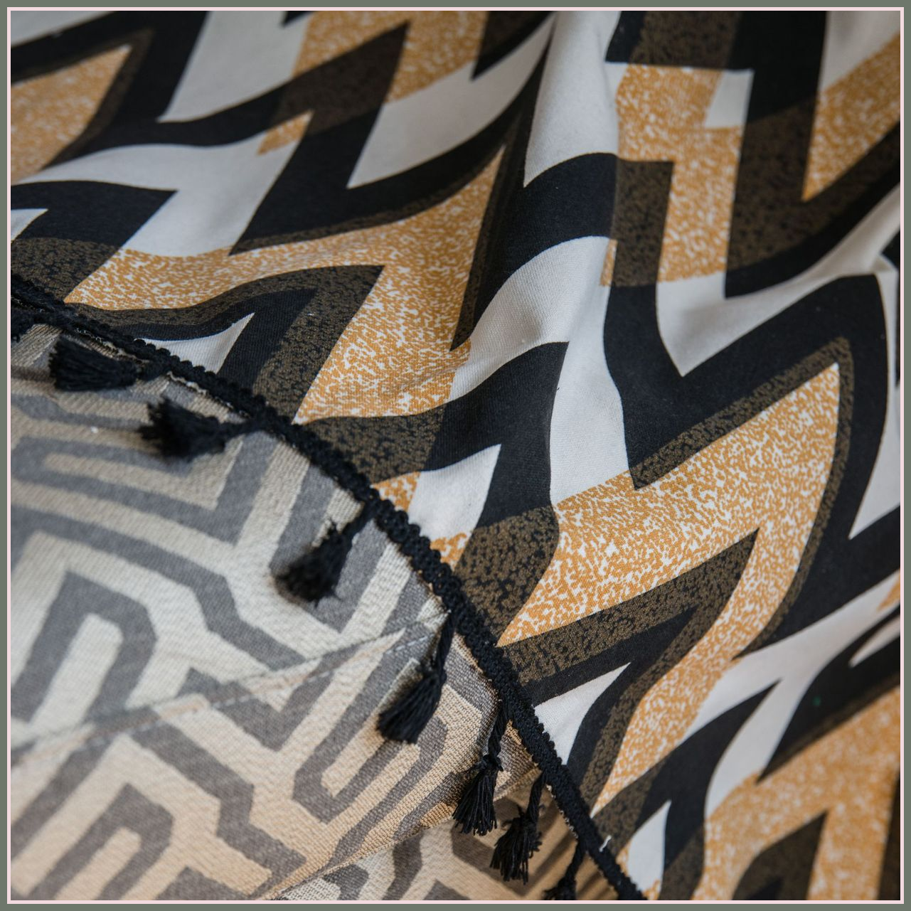 Détail des chevrons et des petits pompons noirs du rideau Image
