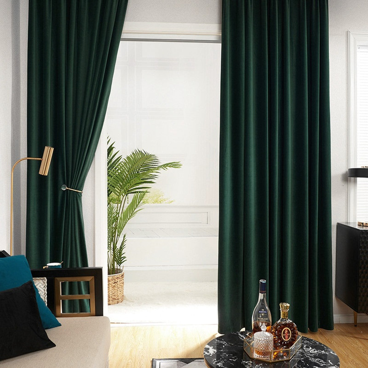Photo fournisseur de deux pans en velours vert olive ouverts devant une grande fenêtre de salon