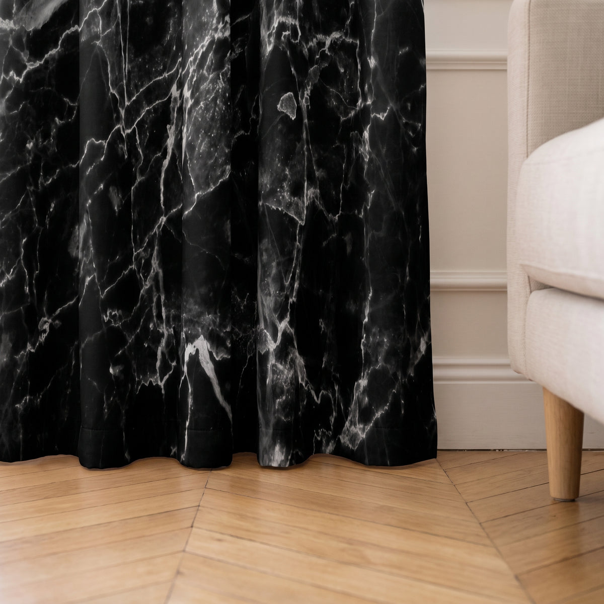 Bas du rideau effet marbre noir retombant sur un parquet en chêne Image