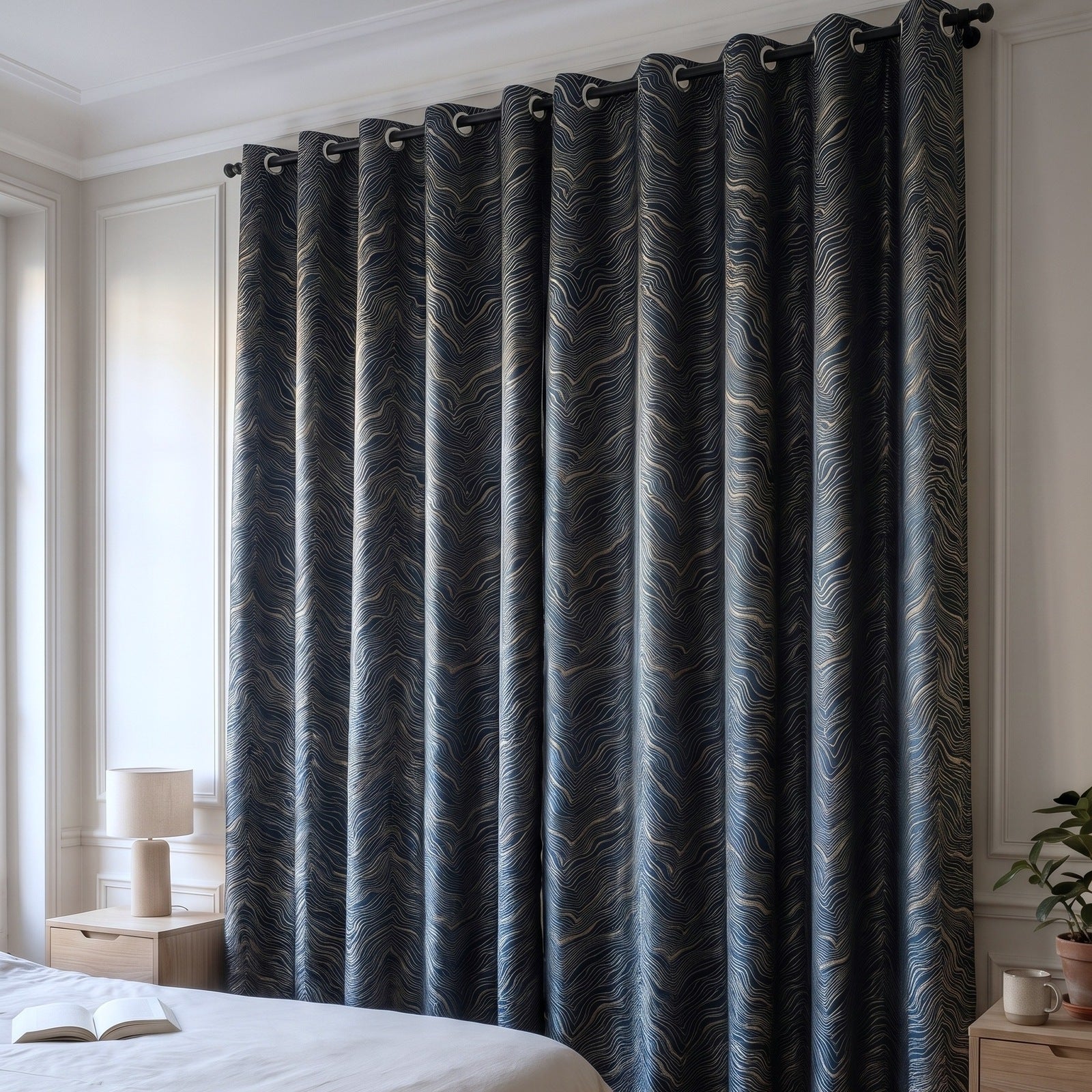 Rideau nervuré bleu tiré devant la fenêtre d'une chambre Image