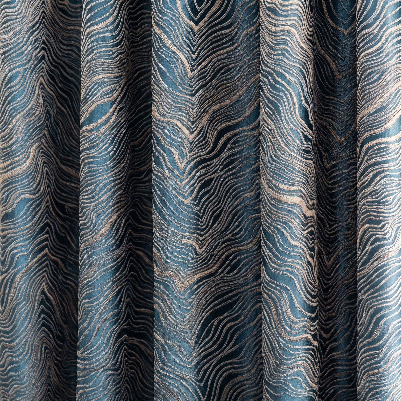 Détail du tissage nervuré du rideau, lignes ondulées claires sur fond bleu Image