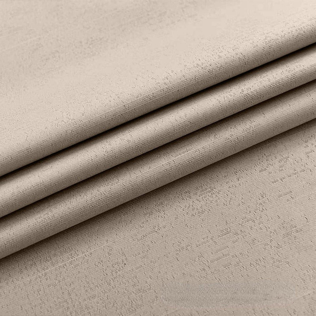Tissu beige du rideau occultant anti-feu, gros plan sur les plis et le tissage