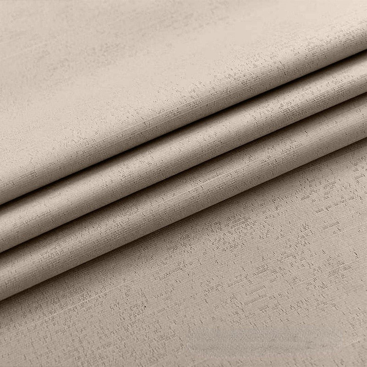 Tissu beige du rideau occultant anti-feu, gros plan sur les plis et le tissage