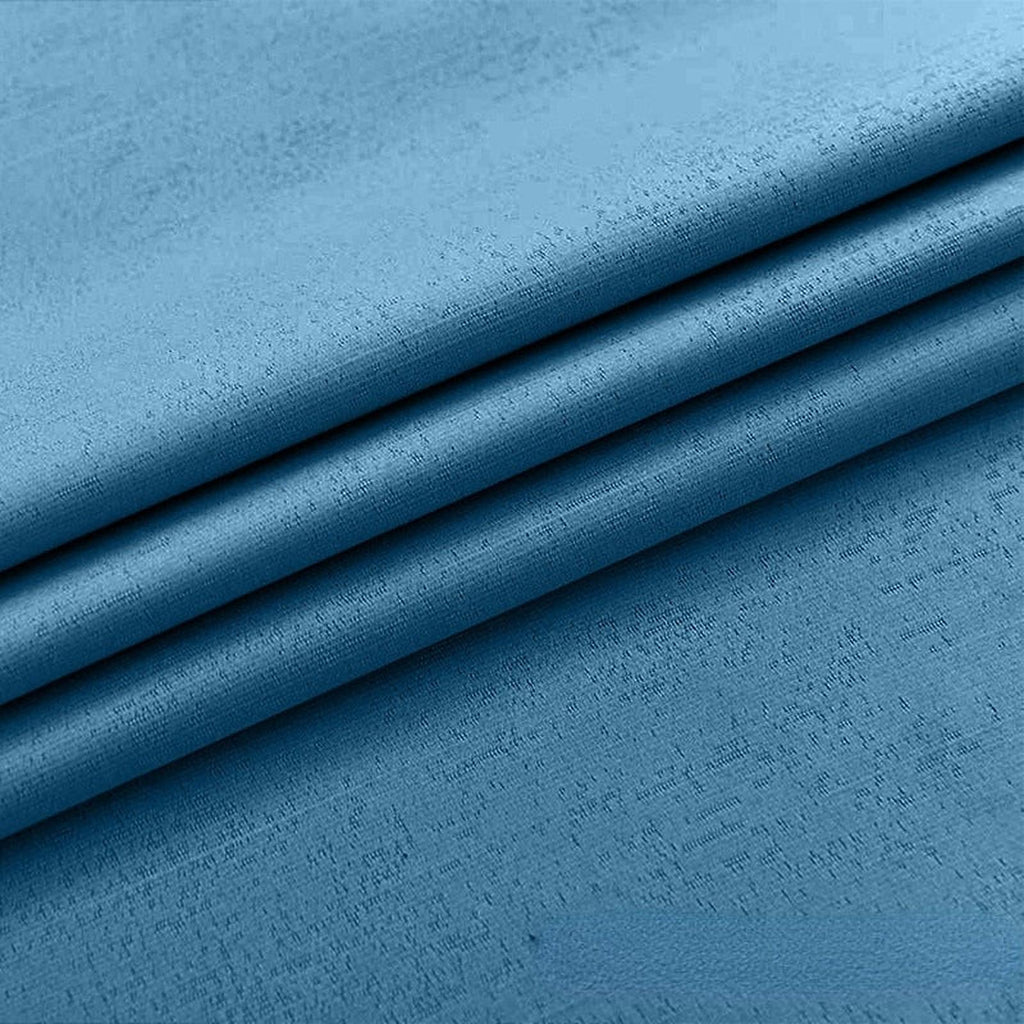Tissu bleu du rideau occultant anti-feu, gros plan sur les plis et le tissage