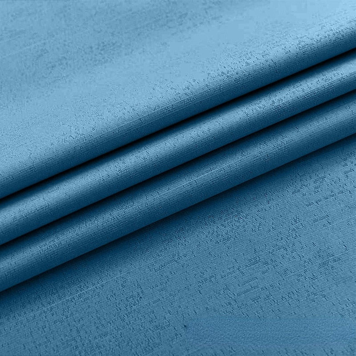 Tissu bleu du rideau occultant anti-feu, gros plan sur les plis et le tissage