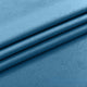 Tissu bleu du rideau occultant anti-feu, gros plan sur les plis et le tissage