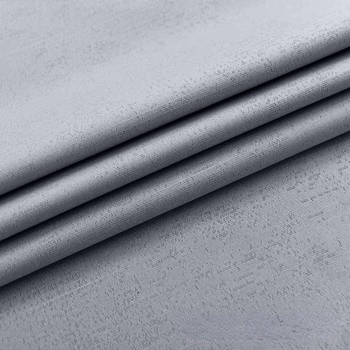 Tissu gris clair du rideau occultant anti-feu, gros plan sur les plis et le tissage