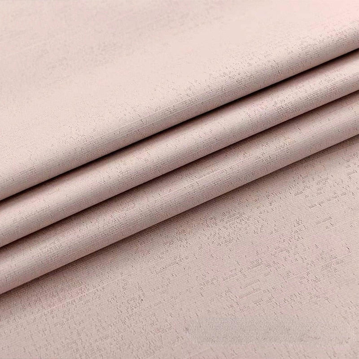 Tissu rose du rideau occultant anti-feu, gros plan sur les plis et le tissage