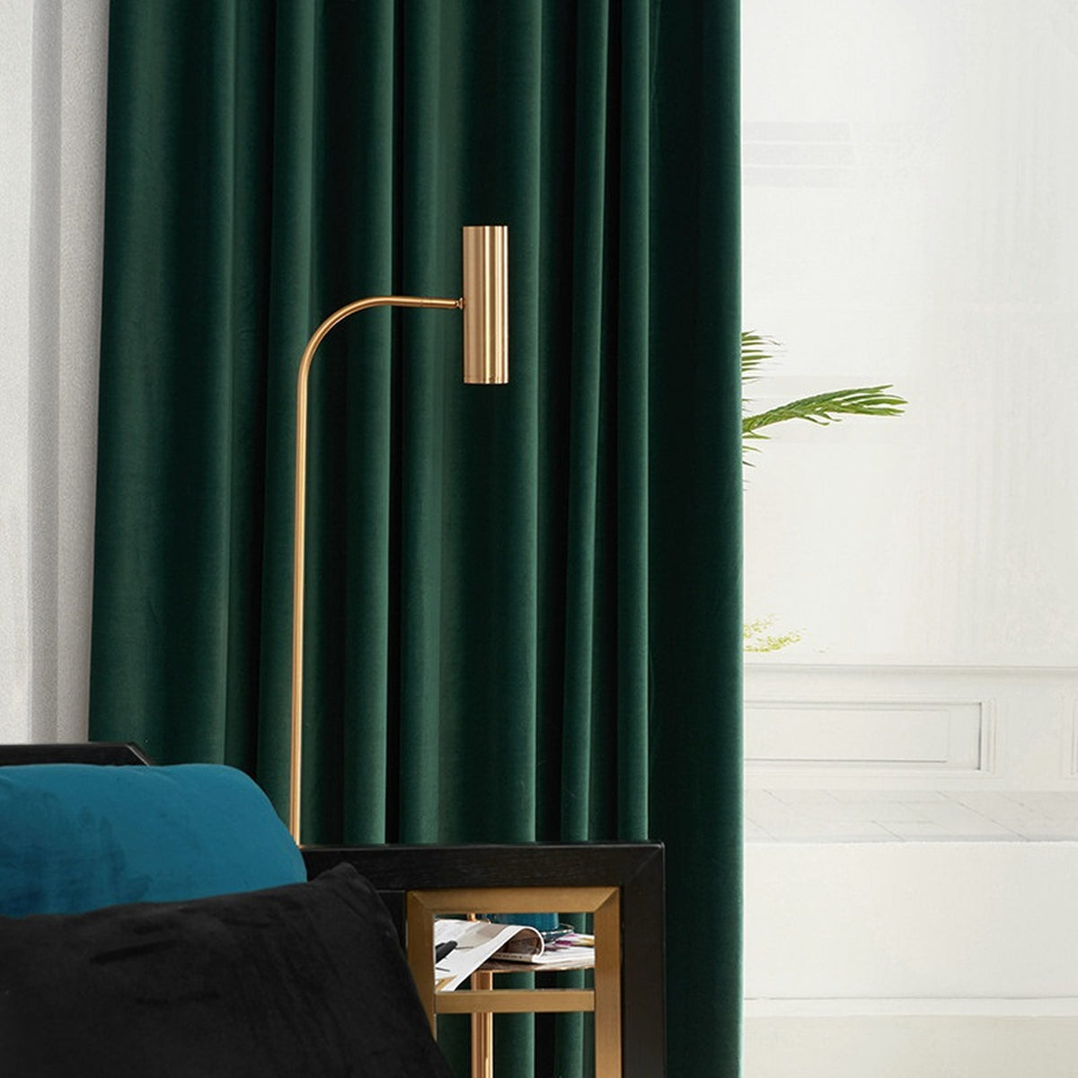 Rideau en velours vert olive dans un salon lumineux, détail du tombé du tissu